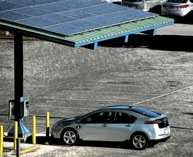 駐車場の屋根に太陽光発電を取り付ける費用 価格の相場は ハピすむ 駐車場の屋根に太陽光発電を取り付ける費用 価格の相場は ハピすむ