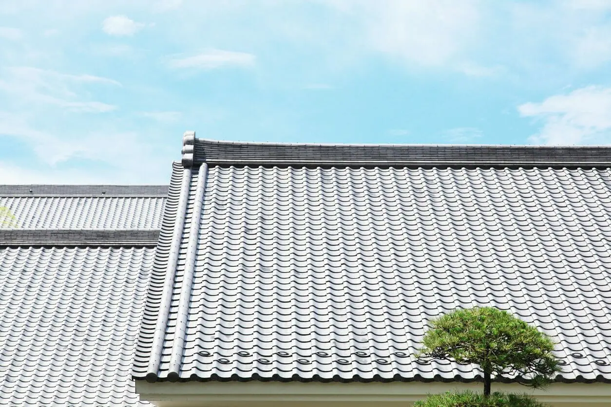 屋根や瓦の葺き替え工事のリフォーム費用 価格の相場は ハピすむ