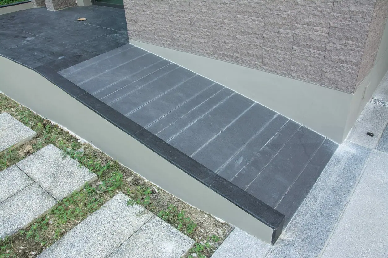 庭の段差解消やスロープを設けるリフォームにかかる費用は ハピすむ