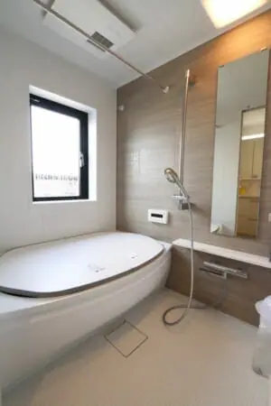 お風呂の浴室をガラス張りにリフォームするのにかかる費用は ハピすむ