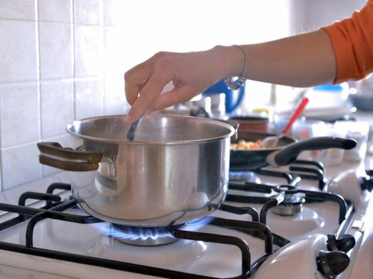 ガスコンロを設置する費用や料金は？工事方法や天板についても紹介！