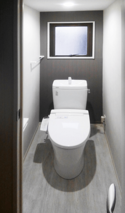 和式トイレから洋式トイレにリフォームして、内装も変更した事例の画像