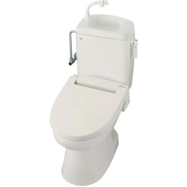 LIXIL製の簡易水洗トイレ「トイレーナR」の製品写真。 手洗い用の吐水口が付いたタンクを備えた、白い洋風便器。便座のフタは閉じており、全体的にシンプルで清潔感のあるデザイン。背景は白。