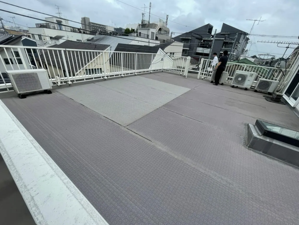 劣化した屋上のシート防水