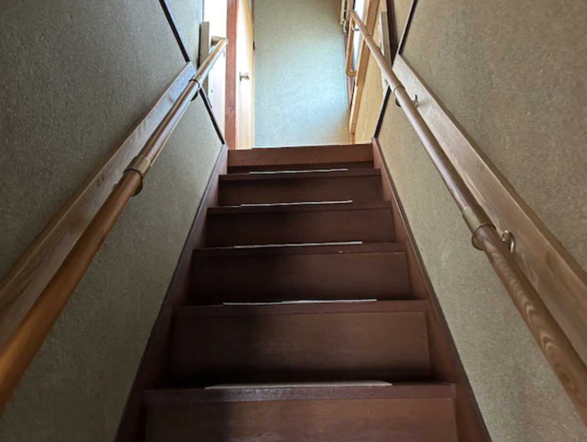 手すりを両側に取り付けた階段