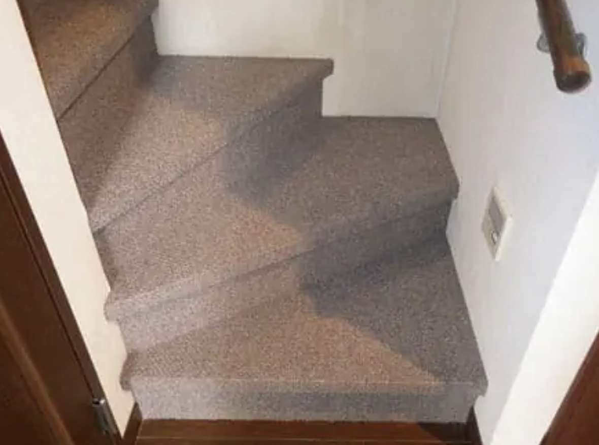 カーペットを張った階段