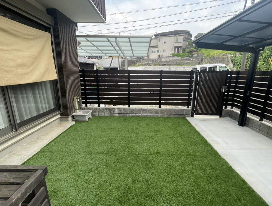 芝生を張り替えた庭
