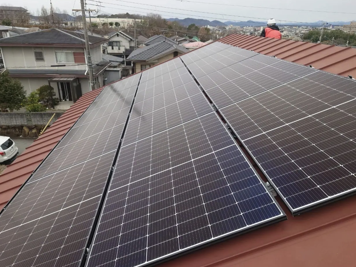 屋根に搭載した太陽光発電システム