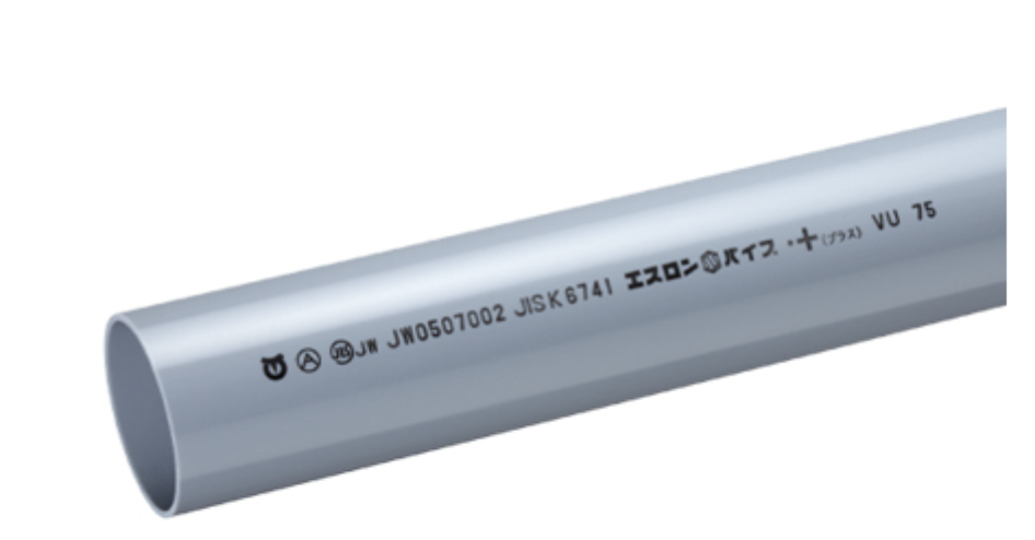 トイレの排水配管に使用される積水化学製の硬質塩化ビニール管（VU管）。表面に製品名「エスロンパイプ」やJIS規格番号、サイズを示す「VU 75」の文字が印字されたグレーの太い管。金属製と異なり錆びや腐食に強く、内側が滑らかで汚物が詰まりにくい耐久性の高い素材。