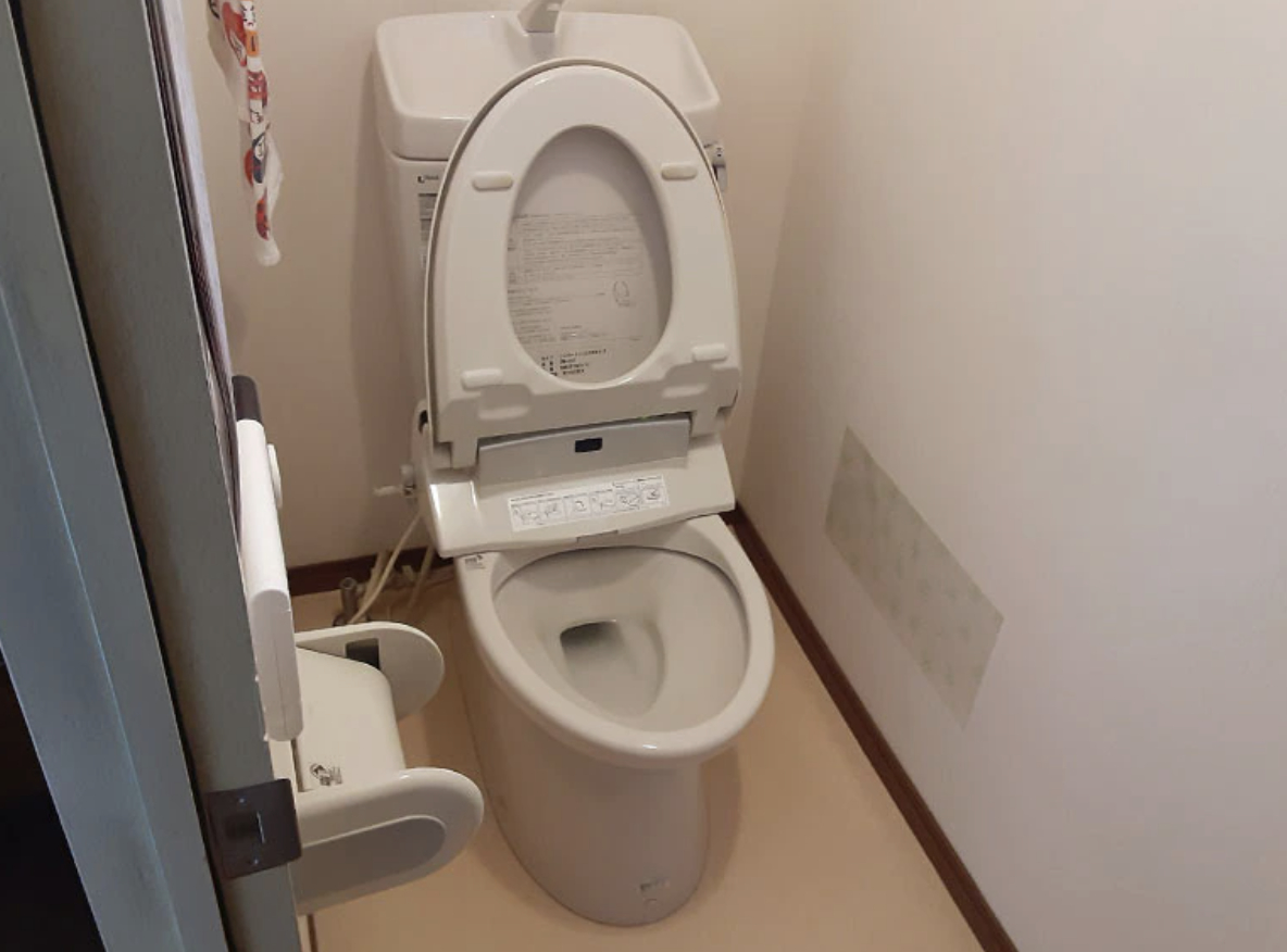 経年劣化で水漏れが発生したトイレ